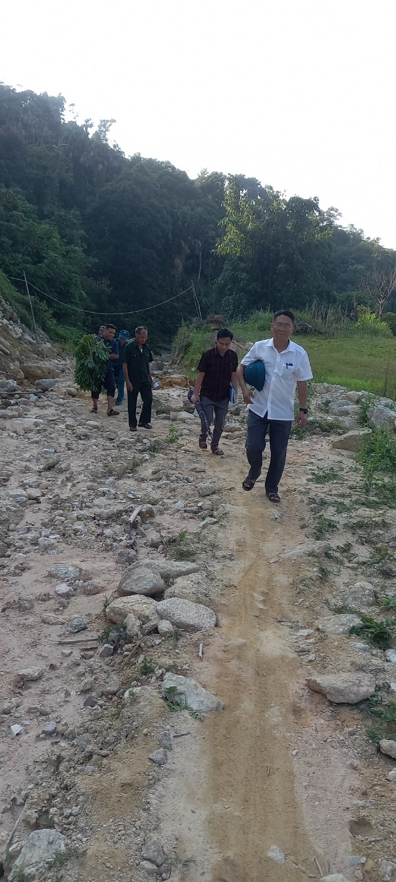 Lãnh đạo xã kiểm tra tuyến đường liên thôn Cao Bành - Nà Thác, vận động hiến đất xây dựng điểm dừng chân du khách